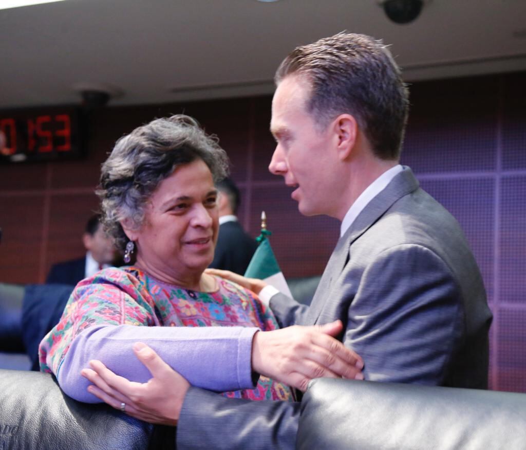 Los senadores Manuel Velasco Coello y Beatriz Paredes.