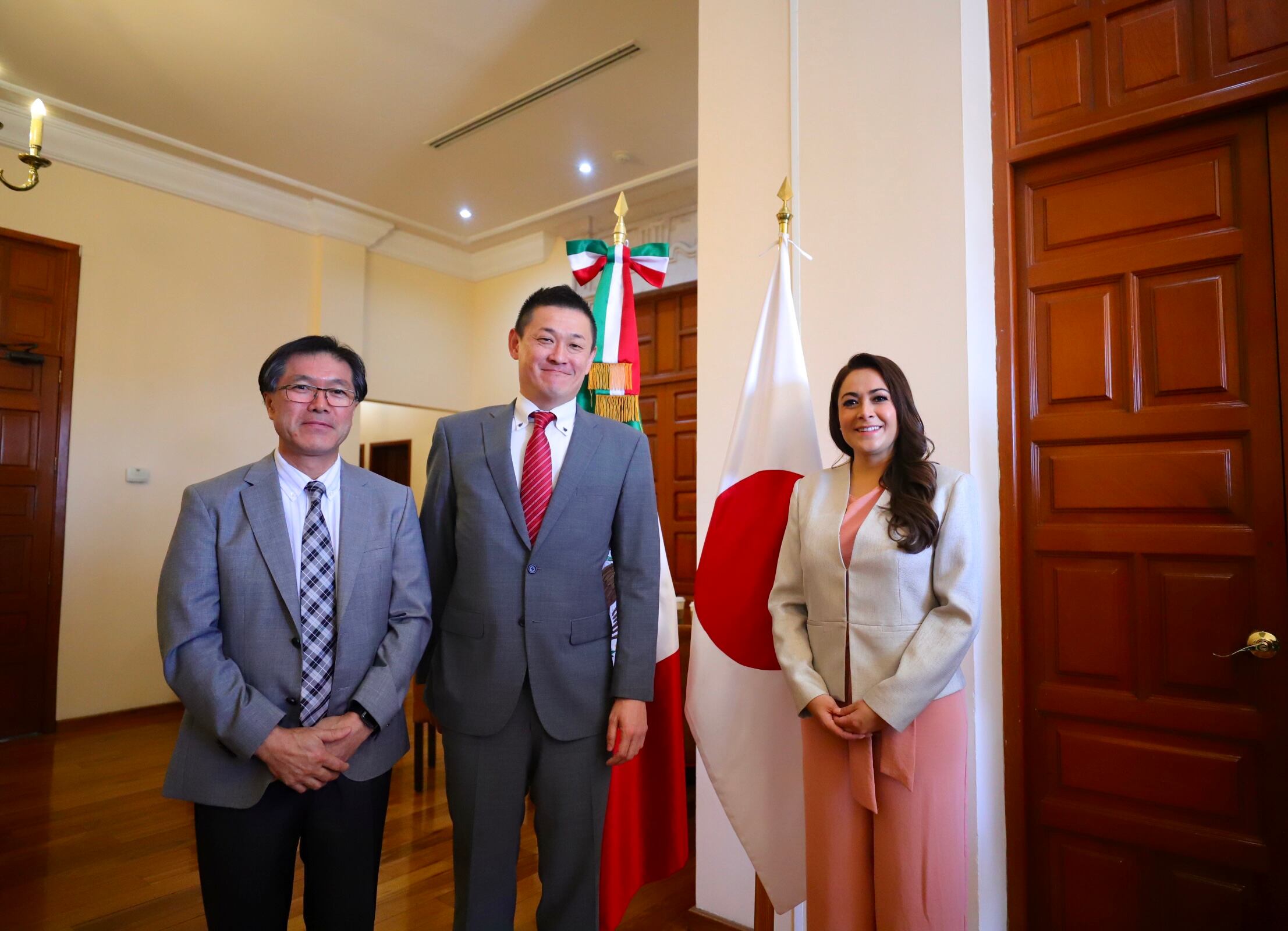 Tere Jiménez con directivos de Murata Spring