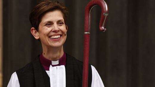 Consagran a la primera mujer obispa en Inglaterra