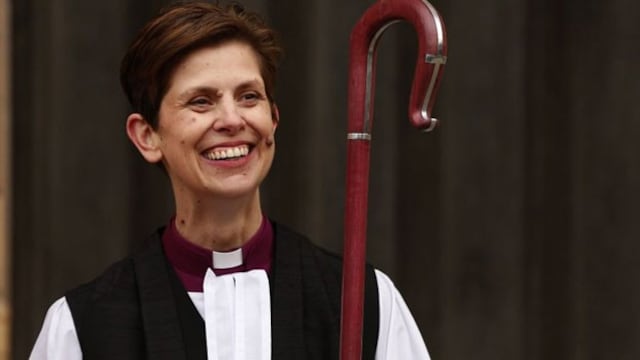 Ella estudió teología en Oxford, y es la primera obispa de la iglesia de Inglaterra.