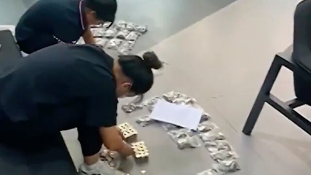 Paga con morralla el costo de un auto