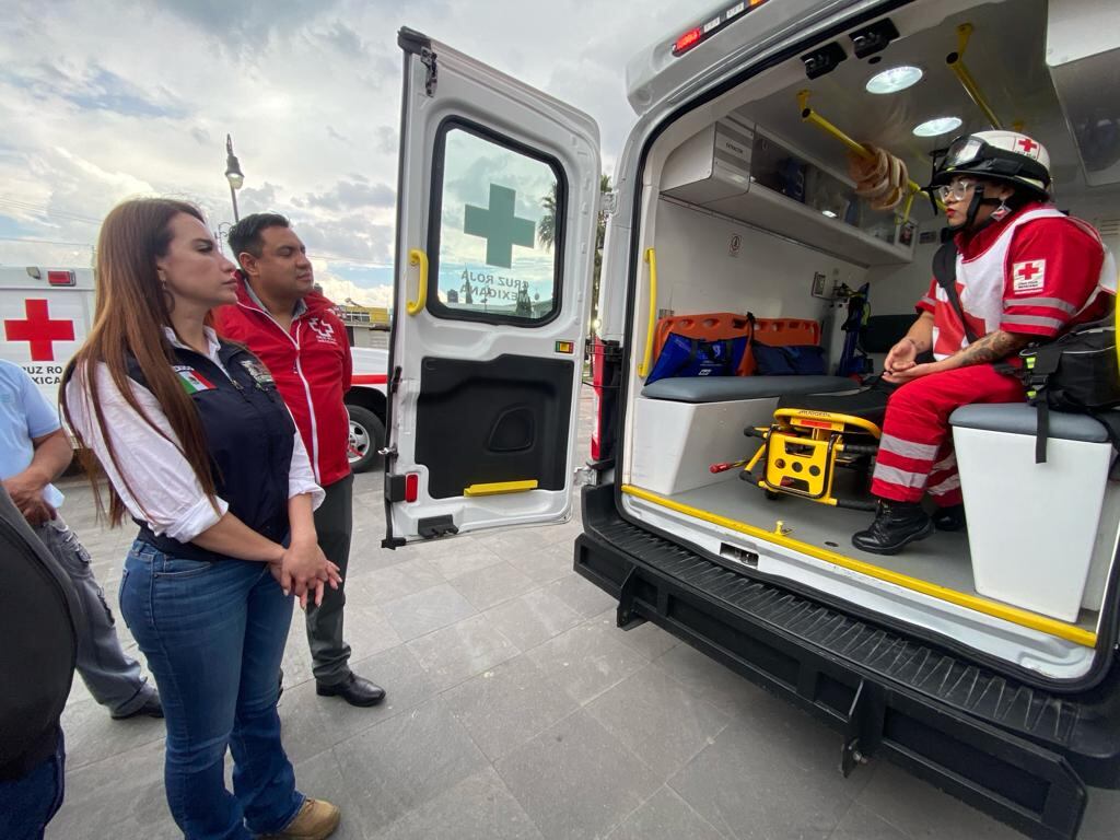 Esmeralda Vallejo y Germán Contreras consiguieron para Ecatepec ambulancias a la Cruz Roja