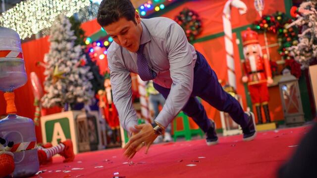 Samuel García presume su musculatura