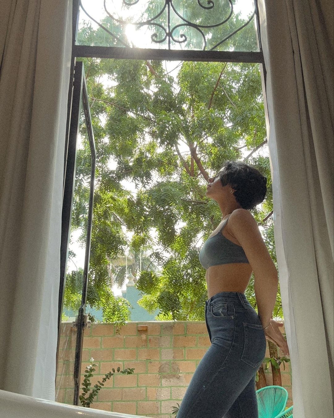 Ángela Aguilar tiene una diminuta cintura