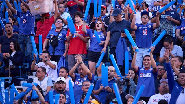 Aficionados de Cruz Azul en las semifinales de vuelta ante Rayados de Monterrey.