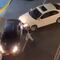 VIDEO: Automovilista golpea a batazos a un taxi por bloquear la entrada de su casa