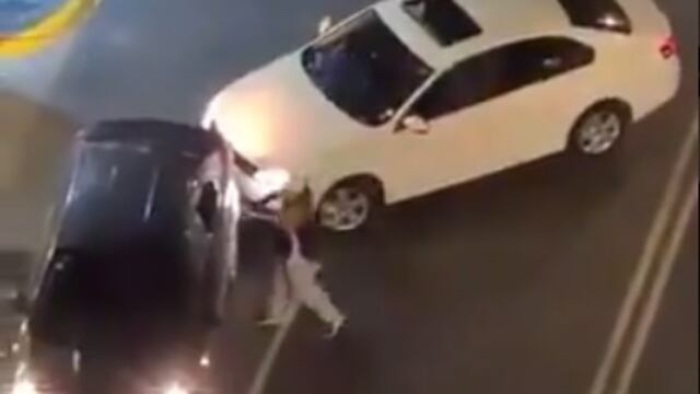 Automovilista golpea a batazos a taxi