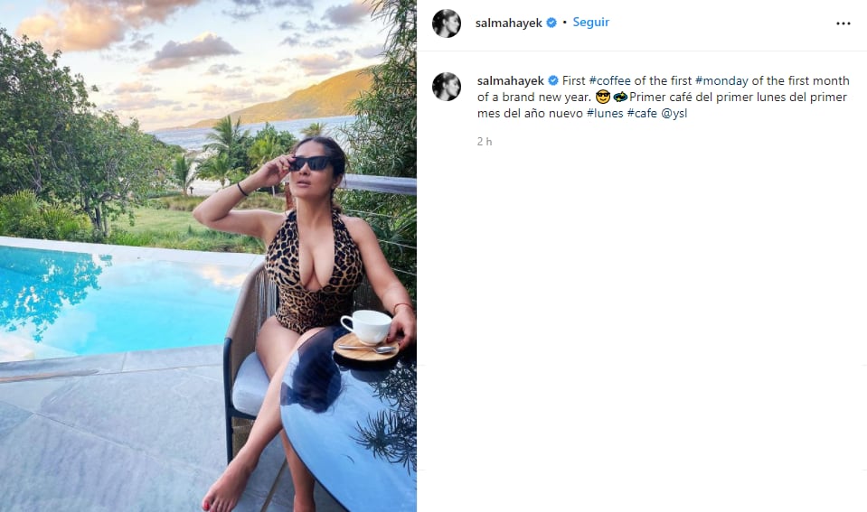 Salma Hayek posa sensual y se dice preparada para el 2022