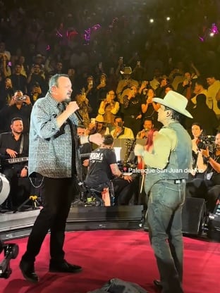 Pepe Aguilar cantando con Christian Nodal en San Juan del Río, Querétaro.