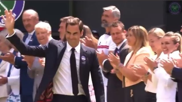 Roger Federer fue ovacionado de pie en su regreso a Wimbledon.