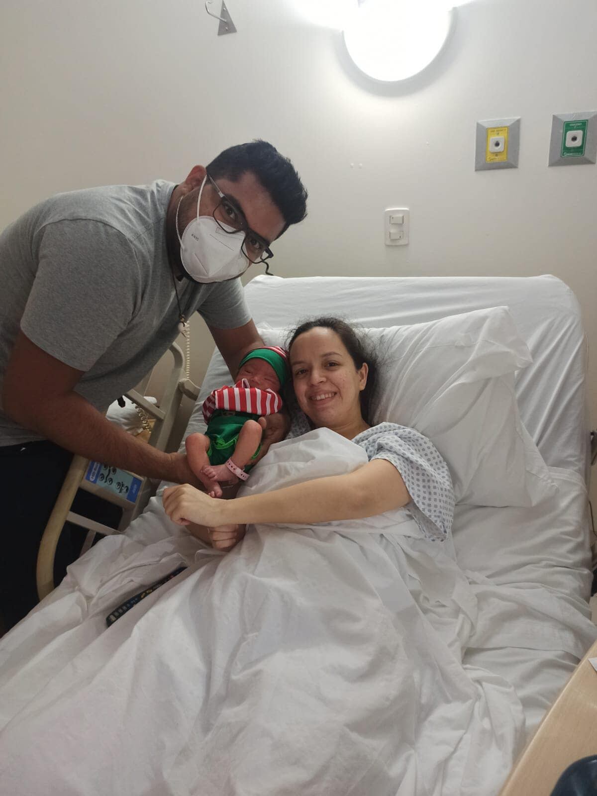 Bebés vestidos de elfos de Navidad