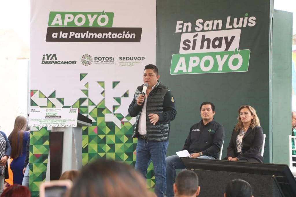 Ricardo Gallardo, gobernador de San Luis Potosí, inicia pavimentación de 7 calles en Las Flores