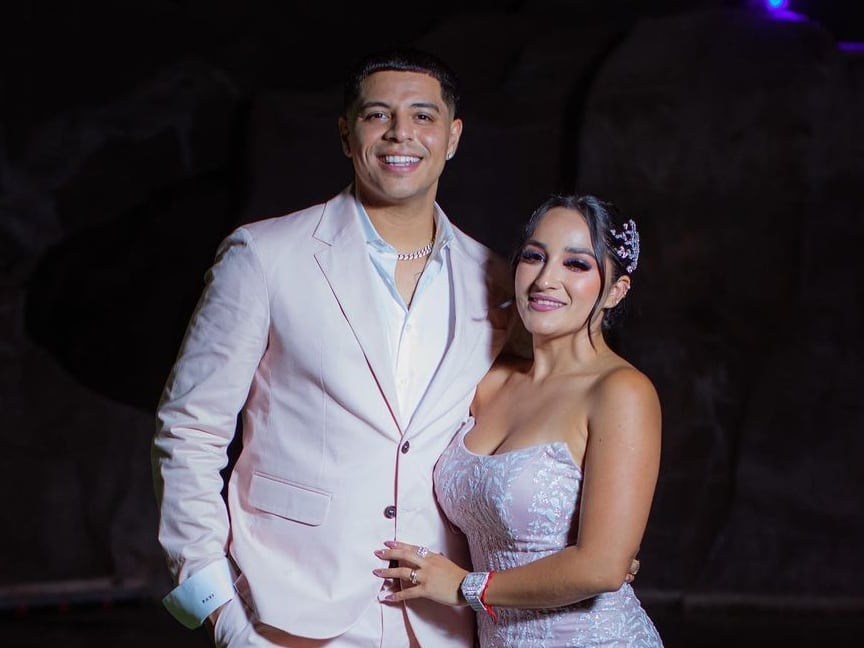 Eduin Caz y su esposa Daisy Anahí.