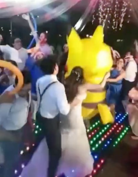 Botarga de Pikachu en una boda