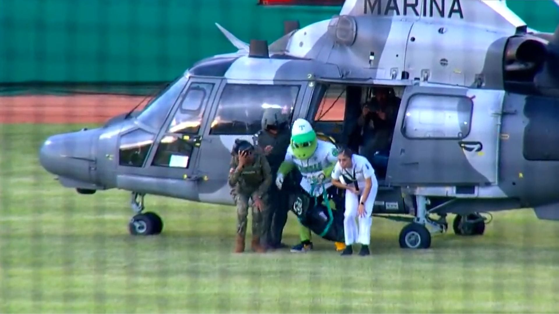 Mascota de Olmecas bajando del helicóptero de la Marina