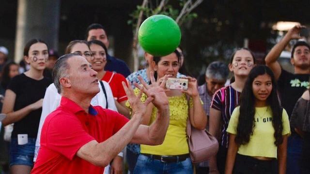 El gobernador jugó voleibol con asistentes al nuevo parque.