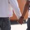 CDMX: Pareja gay acusa que policías los golpearon y extorsionaron por besarse