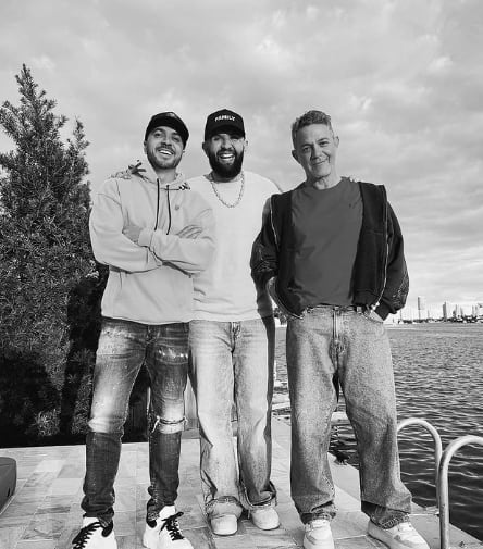 Carin León con Alejandro Sanz y Luis Fonsi.