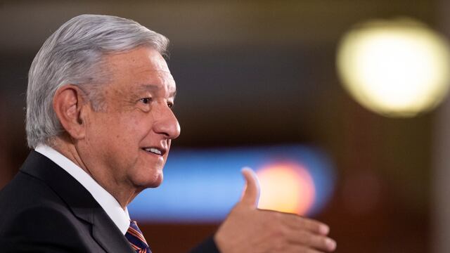 AMLO. Firma de decreto sobre fideicomisos.