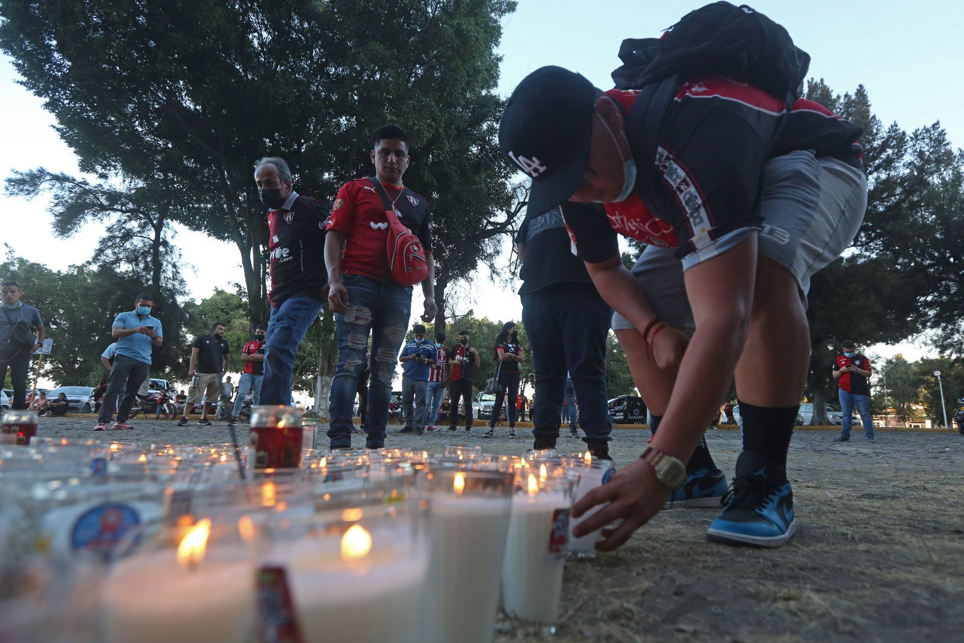 Aficionados del Atlas continúan llegando para colocar veladoras y pedir paz tras los disturbios ocurridos en el partido Querétaro vs Atlas de la Jornada 9.