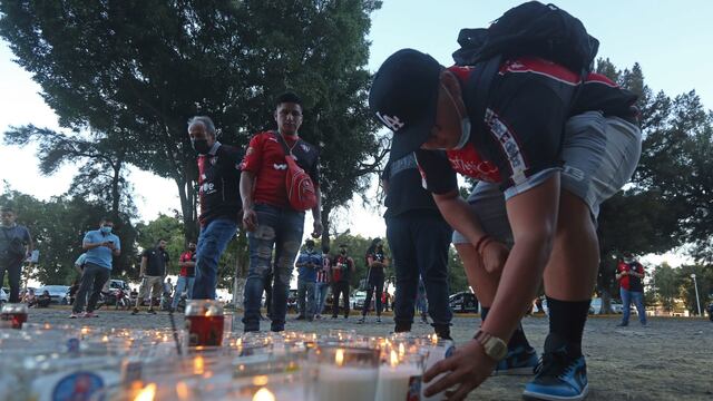 Aficionados del Atlas continúan llegando para colocar veladoras y pedir paz tras los disturbios ocurridos en el partido Querétaro vs Atlas de la Jornada 9.