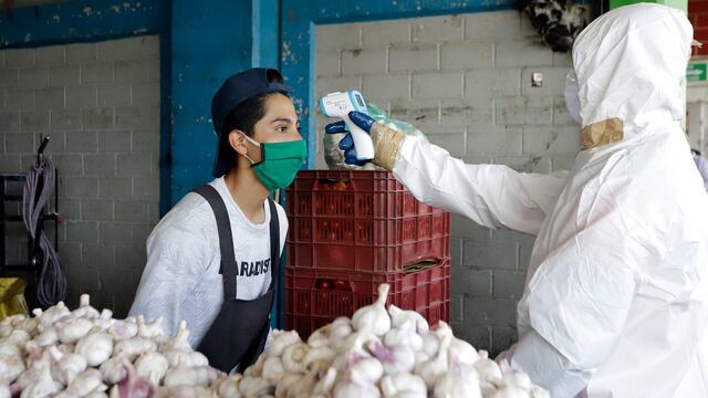 Médico mide temperatura