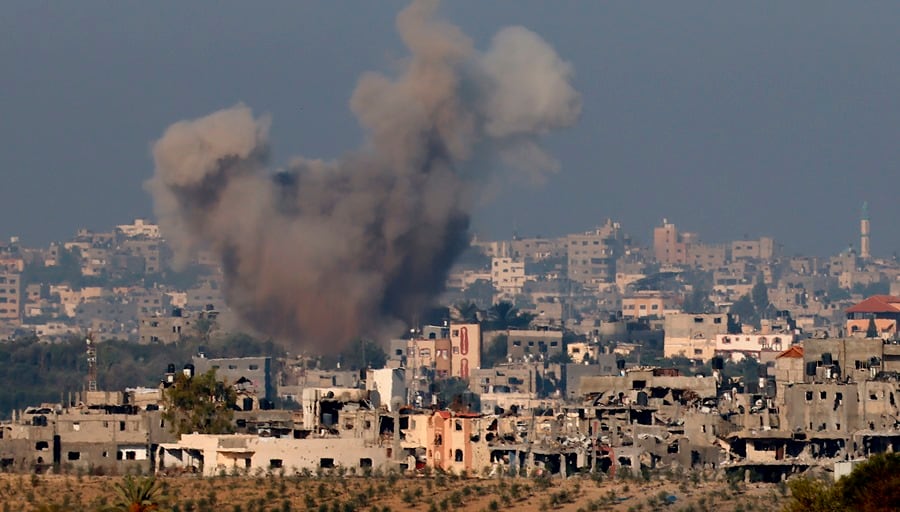 Ataque israelí sobre el norte de la Franja de Gaza visto desde la ciudad de Sderot, Israel, este 20 de octubre.