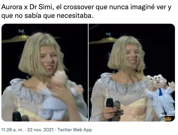 Aurora con un peluche del Dr. Simi