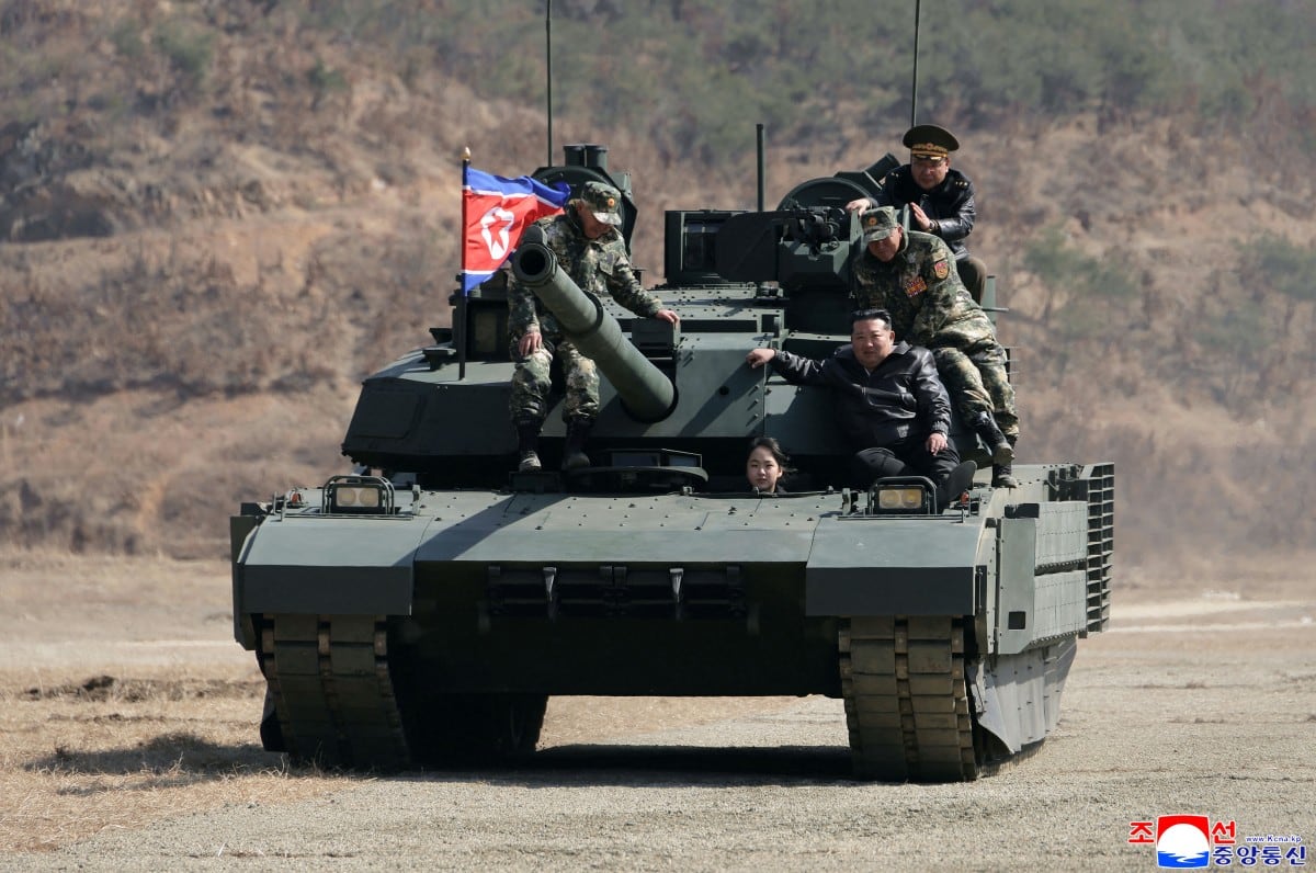 Kim Jong-un y su hija sobre tanque militar.
