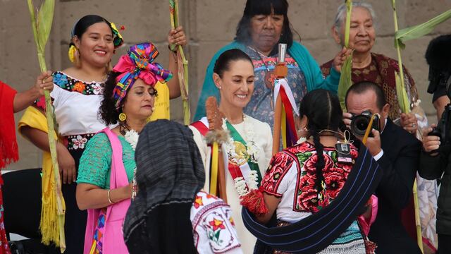 Claudia Sheinbaum Pardo durante la ceremonia de los pueblos indígenas y el pueblo afromexicano donde le fue entregado el Bastón de Mando
