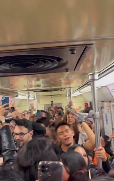 Fans de Lady Gaga cantando en el Metro CDMX