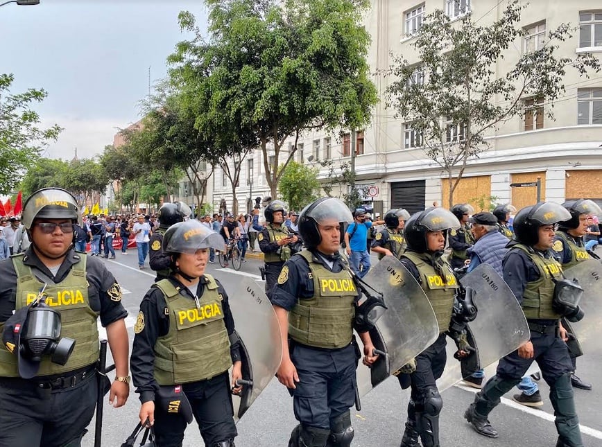 Policías durante protestas en Perú. Foto/Plácido Garza