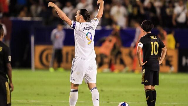 Zlatan demostró por qué es mejor que Vela