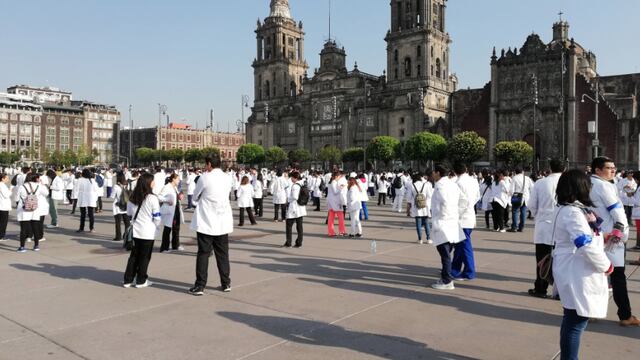 Protesta de médicos residentes en Palacio Nacional. Demanda de pagos.
