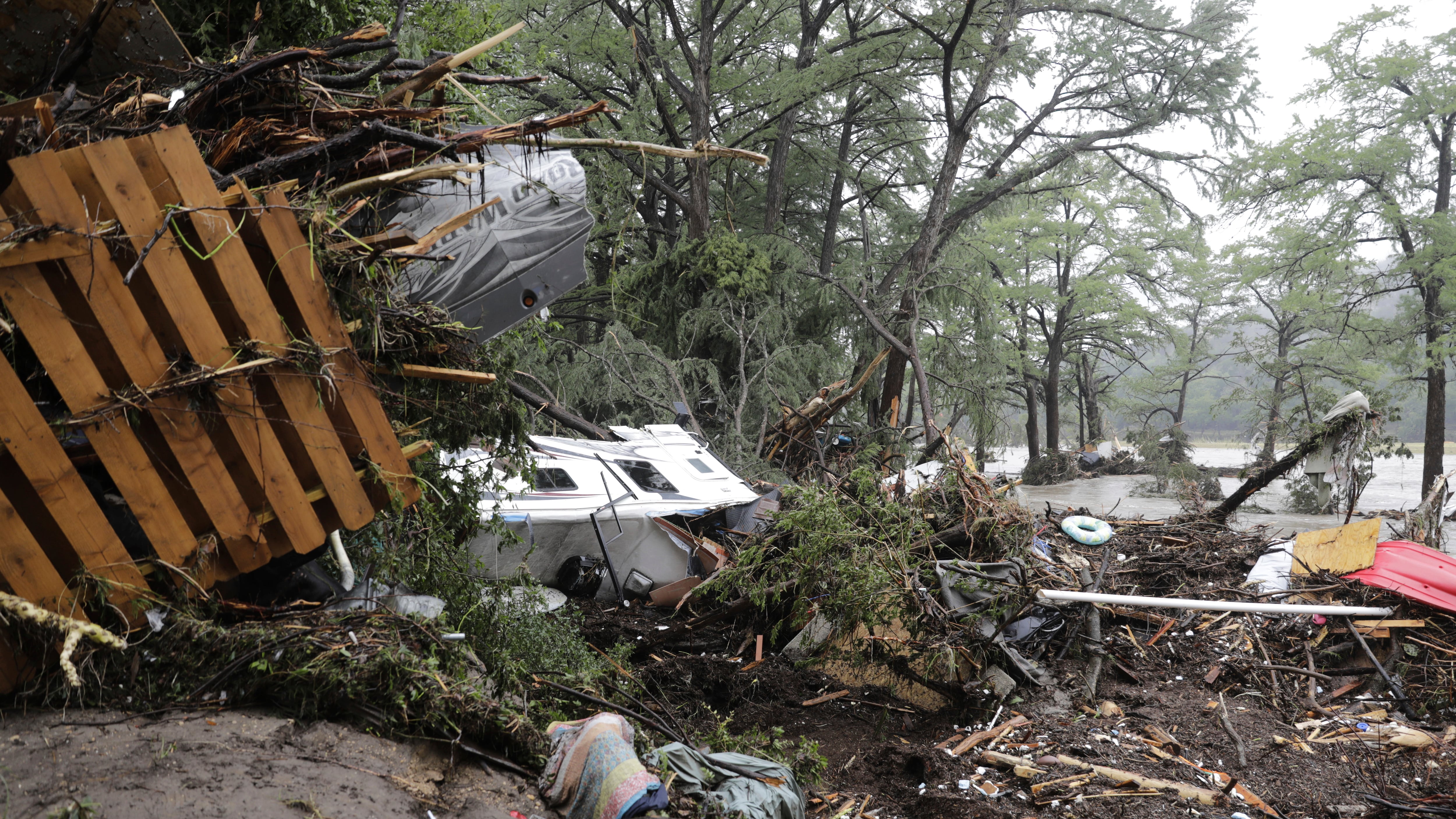 Texas inundaciones: La cifra de muertos y desaparecidos sigue subiendo