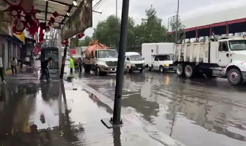 Lluvias CDMX hoy 14 de julio inundan otra vez Calzada Zaragoza; reportan tránsito lento