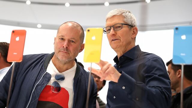Tim Cook, director ejecutivo de Apple, junto al vicepresidente senior de diseño, Jony Ive.