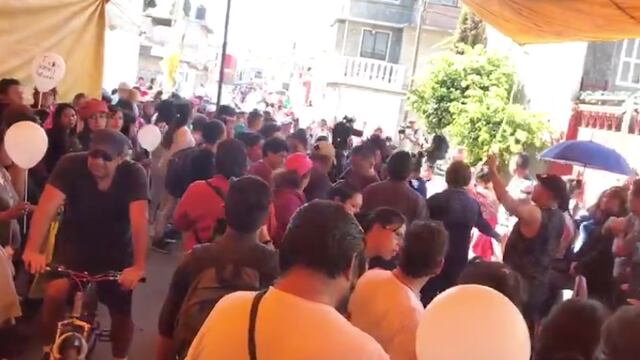 La gente comienza a llegar al velorio