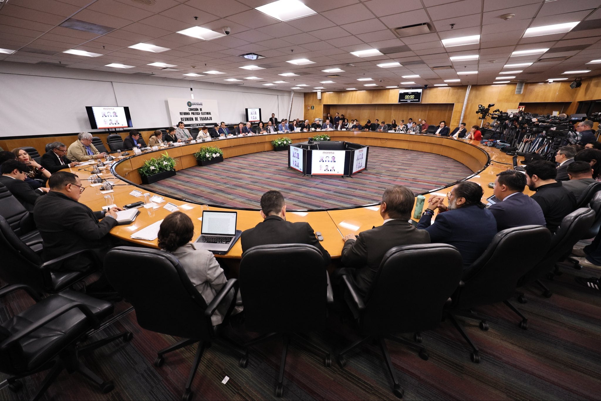 Acusan falta de protocolo en reunión de la comisión para la Reforma Electoral de la Cámara de Diputados