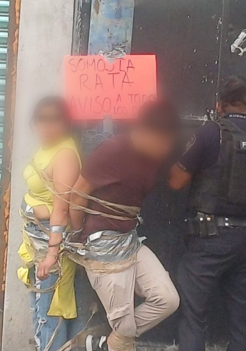 Amarran de un poste a pareja; los acusan de rateros