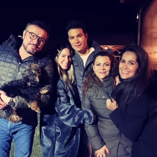 Arturo Peniche y Gaby Ortiz con su familia.
