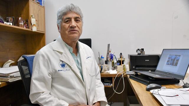 BUAP estudia bacteria capaz de descomponer plásticos como el PET