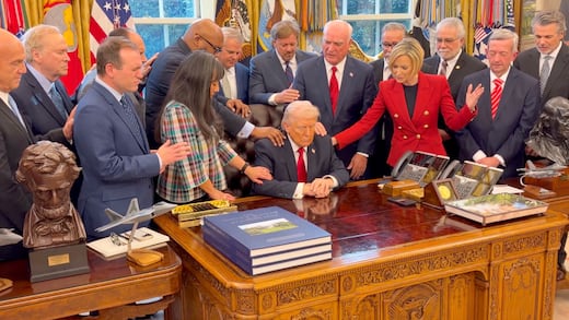 La escena de Trump siendo bendecido por pastores en la Casa Blanca