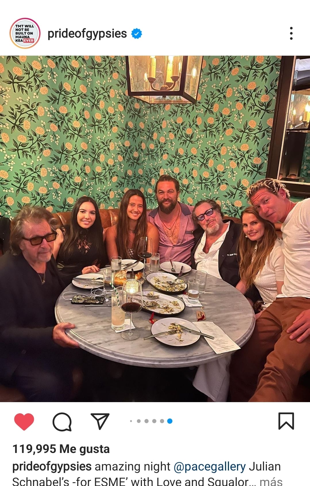 Al Pacino dejó ver su funda de Sherk en su celular