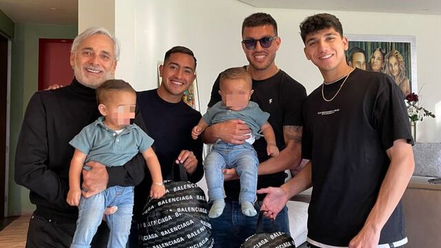 Jesús Martínez y algunos jugadores del CF Pachuca con su premio por ganar el Apertura 2022.