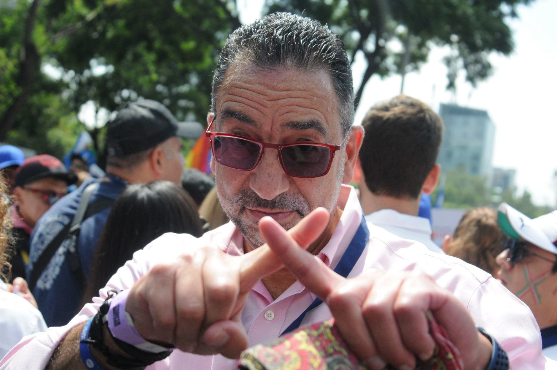 Javier Lozano, ex secretario de Trabajo en el gobierno de Felipe Calderón, saluda con una "X" en alusión a Xóchitl Gálvez