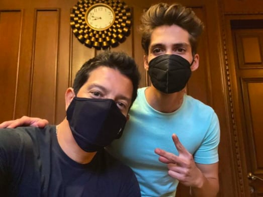Yahir junto a su hijo Tristán