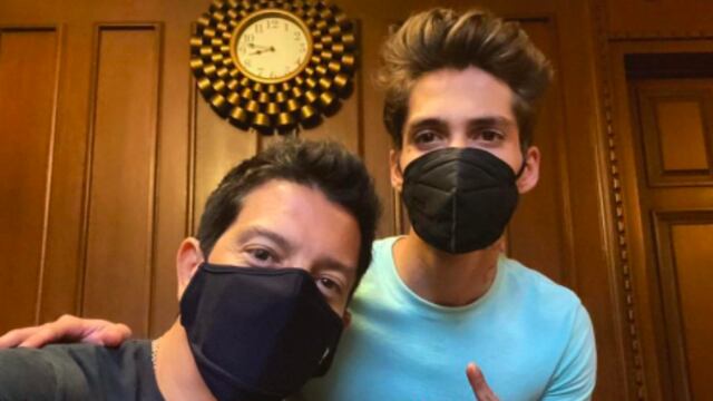 Yahir junto a su hijo Tristán