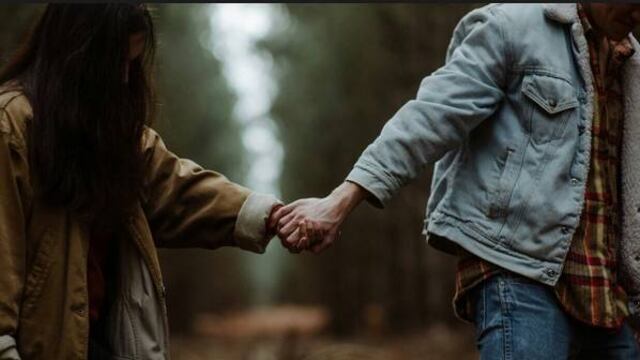 Pareja tomada de la mano