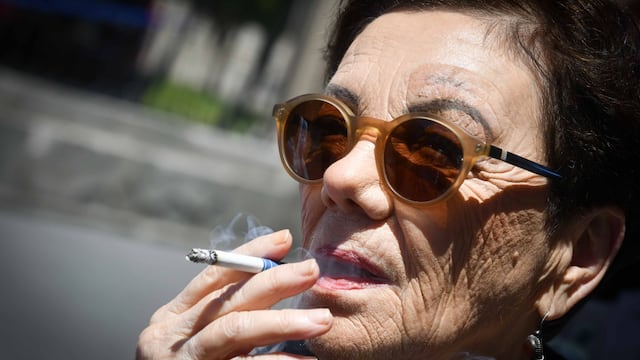 Graciela Iturbide, fotógrafa mexicana, fuma un cigarro